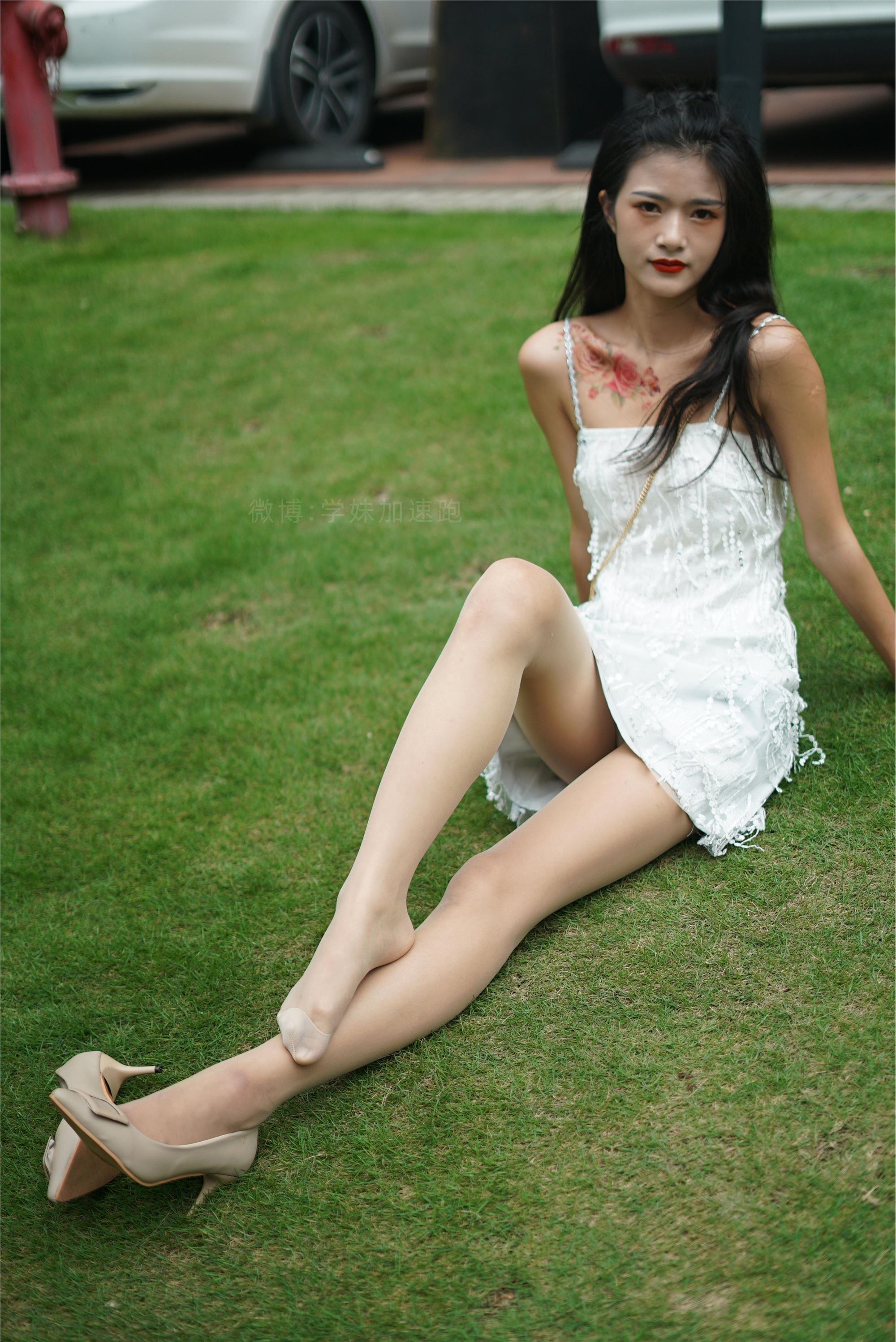 学妹加速跑 XM079《草地上的绿茶jio-鹿酱》